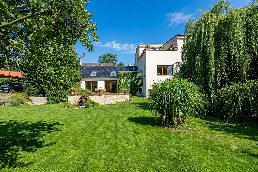 Prodej rodinného domu 308 m², pozemek 1002 m²